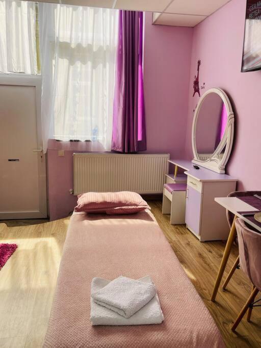 Lavender Luxury Apartment Oradea Ngoại thất bức ảnh